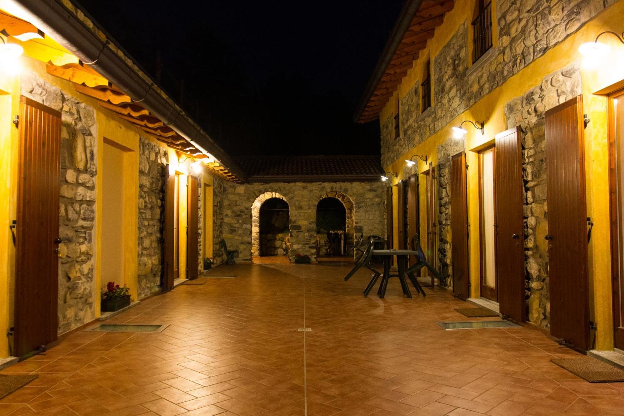 Agriturismo Il Talento Nella Quiete Castiglione dʼIntelvi Exteriör bild